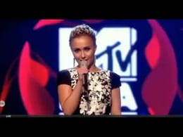 Streaker interrupts Hayden Panettiere