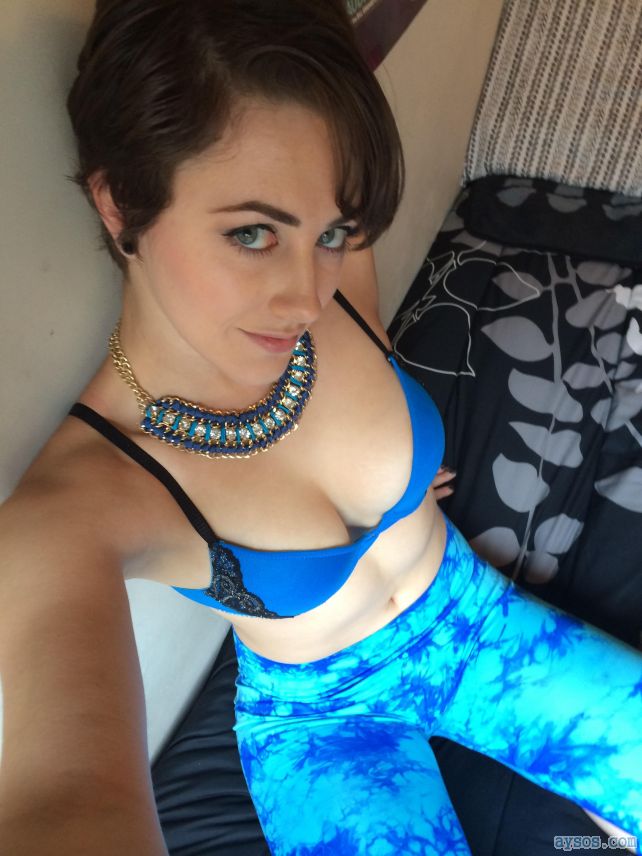 Killer eyes in her sexy bra for this selfie