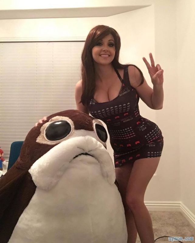 Angie Griffin YouTube babe looking very sexy with her legs and boobs gamer
