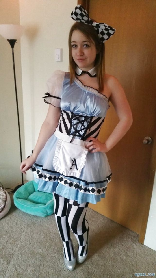 Hot Girl Shows Off Her Alice in Wonderland Costume