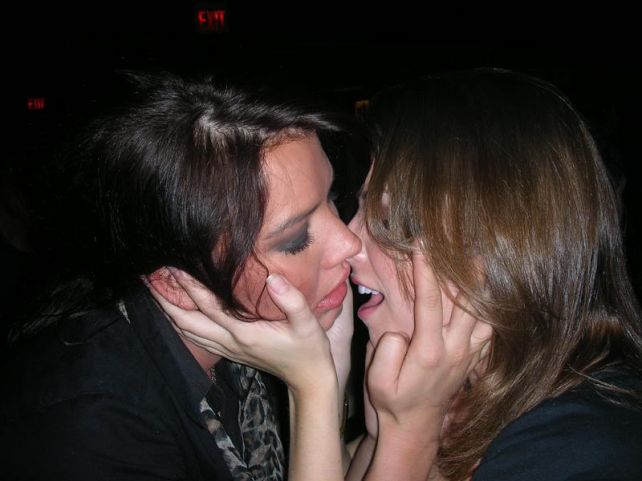 Anna Kendrick kissing a girl