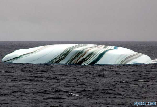 Striped antarctic icebergs