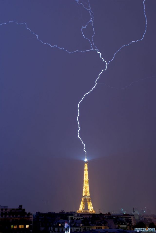 Eiffel Tower lighting strike picture