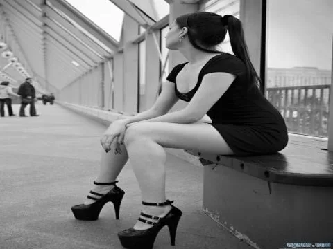 Hot home wrecker babe in heels