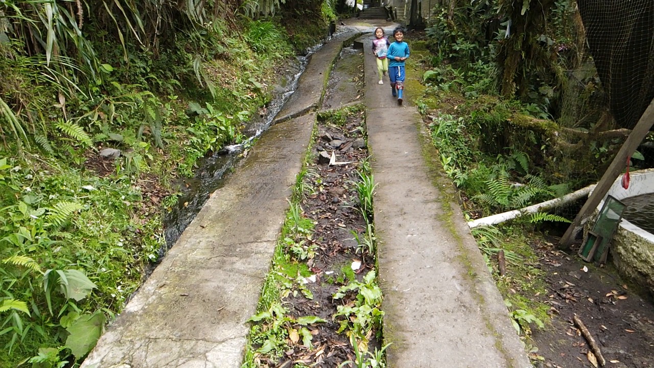 Ecuadorian Kids Discover Turbo Mode Outdoors