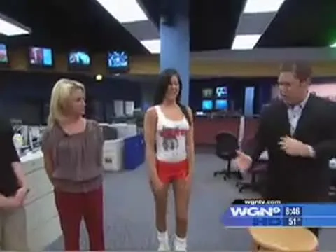 Awesome Hooters Girl Bar Trick