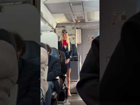 Flight Attendant Rocks Runway-Worthy Airport Style